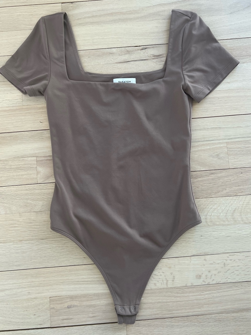 EUC Aritzia Babaton square-neck body suit